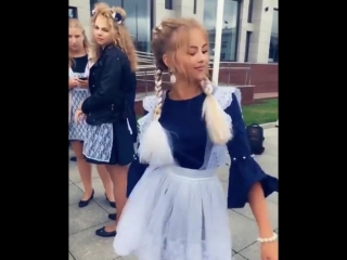 video красивая выпускница в коротком платье танцует на камеру sex