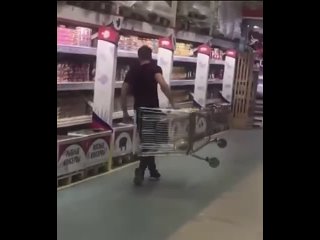 video мужик неправильно использует тележку в магазине sex