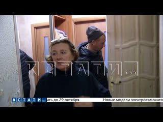 video пенсионерка которую за спорные долги силой выселяют из квартиры попыталась вставить выбитую при выселении дверь sex