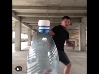 video чувак учится садится на бутылку bottle cap challenge sex