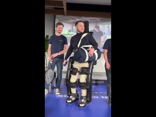 video автономный экзоскелет от французского стартапа позволяющий инвалидам ходить приседать и даже подниматься по sex