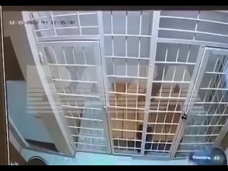 video осуждённый напал на конвой с заточкой прямо в зале суда в челябинской области пострадали 2 полицейских 40 летнего sex