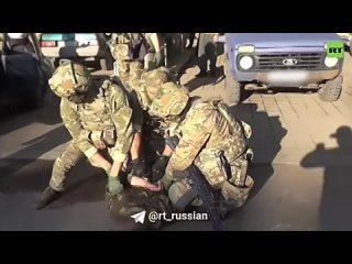 video фсб задержала группу лиц прибывших в зону сво чтобы организовать канал незаконной продажи оружия и боеприпасов у sex