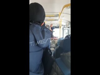 video парочка пьяных бомжей прокатилась в маршрутном автобусе и тут без скандала не обошлось sex