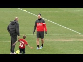 video сыновья дэвида бекхэма на тренирое псж beckhams sons vs ibrahimović and thiago silva 480p sex