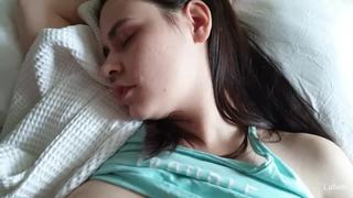 video трахнул спящую в отеле и кончил на её киску sex