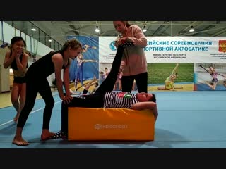 video sls растяжка продольного шпагата на модуле с помощью детей sex