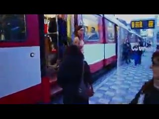 video обнаженная девушка едет на работу на общественном транспорте sex