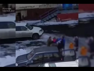 video пьяный мужчина молодыеножом свою сожительницу и ранил в шею ребенка sex