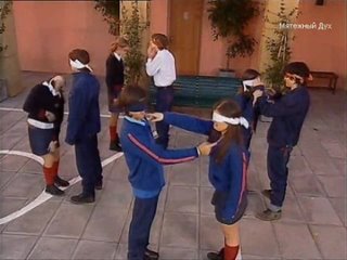 video ребята с завязанными глазами изучают друг друга sex
