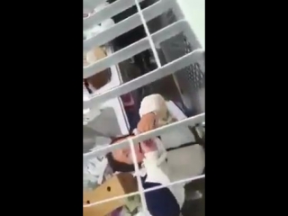 video цыганки были пойманы на краже в супермаркете за что сотрудники магазина решили их проучить заперев с мусорниками sex