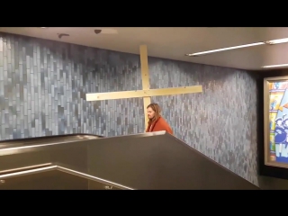 video немец в образе иисуса христа застрял на эскалаторе из за большого креста sex
