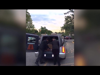 video американская старшеклассница приехала на выпускной в открытом гробу sex