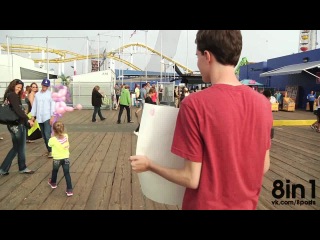 video парень стоит с плакатом поцелуйте меня я в отчаянии социальный эксперимент в лос анджелесе blake grigsby kiss me im sex