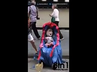 video уличный актёр в костюме маленького ребёнка в коляске funny street artist dressed up as a baby sex