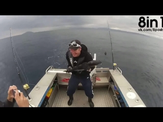 video мужик поймал тунца держит его пока его пытаются сфотографировать funny selfie with tuna sex
