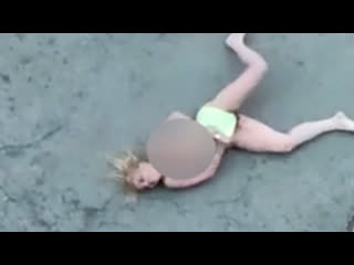 video молодая блондо мать в трусах извивается на асфальте real video sex
