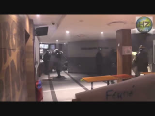 video у полицейских сдают нервы под раздачу попали протестующие в бургер кинге sex