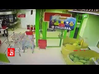 video засунул две бутылки в штаны в супермаркете задержан мужчина за попытку кражи sex