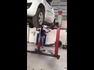 video ужас под машиной нашли змею кобра чуть не укусила супер прикольное видео супер юмор молодые ржака развод ужас шок sex