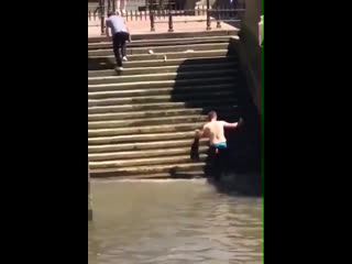 video понедельник день тяжелый супер падение мужик окунулся не раздеваясь очень смешно видео прикол ржака ужас шок голые sex