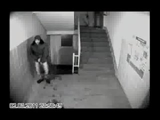 video маньяк напал на девушку в подъезде sex