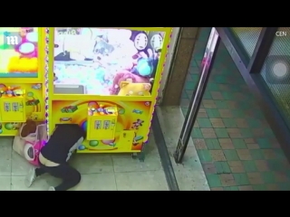 video девушка пролезла в автомат и своровала игрушки sex