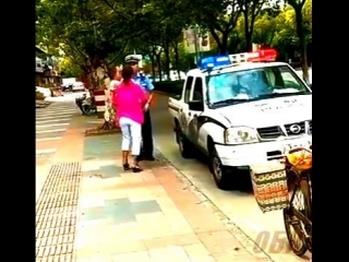 video бабушка напала на полицейских с ребенком в руках осторожно впечатлительным sex