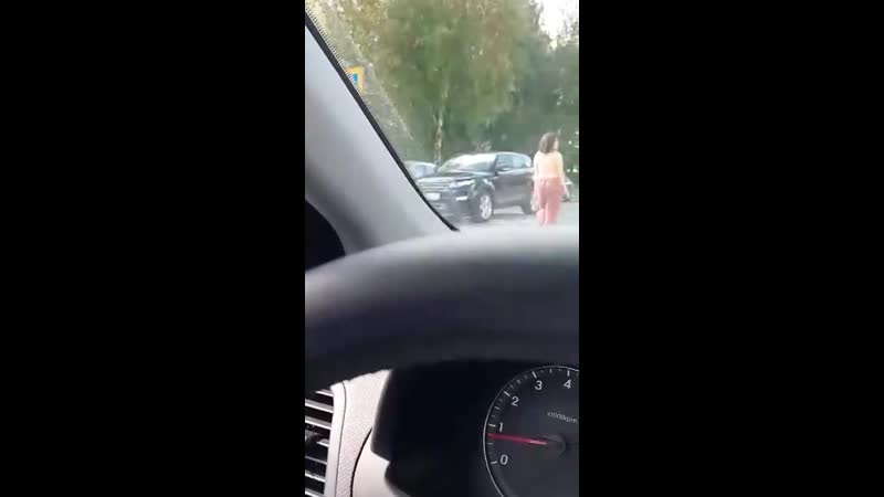 video девушка разделась по пояс и пошла по центру дороги в раменском sex
