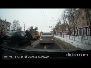 video пока стояли в пробке парень решил развлечься sex