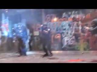 video полиция американского портленда жёстко работает на подавление бунта именно так события официально квалифицируют sex