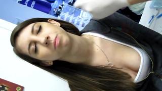 video девушка засветила грудь во время пирсинга sex