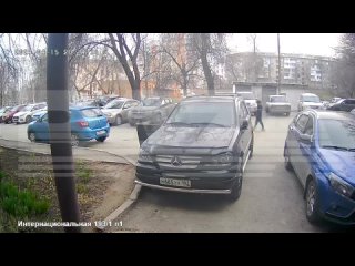 video в уфе школьная учительница спасла девочку от мужчины напавшего на неё в подъезде вскоре преступник напал на ещё sex