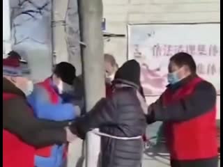 video привязали к столбу за нарушение изоляции sex