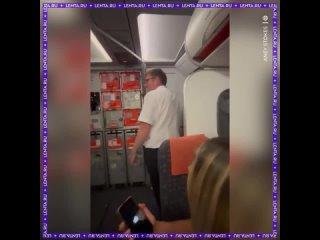 video стюард застал занимающуюся сексом пару в кабинке туалета sex