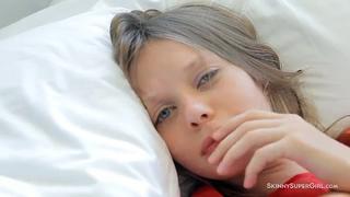 video красивая бледная 18 летняя девчонка ласкает себя sex