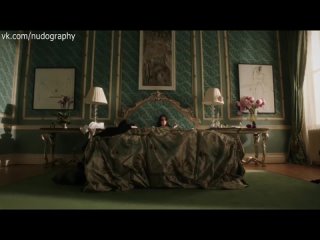 video мерритт паттерсон элизабет херли в сериале члены королевской семьи the royals 2015 сезон 1 серия 1 s01e01 eng sex