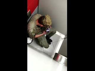 video в параше посредь бела дня дрочил солдат писюн свой теребя sex