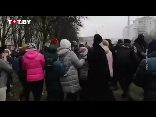 video он без сознания девушки попытались отбить у силовиков парня когда его все же схватили он упал на землю sex