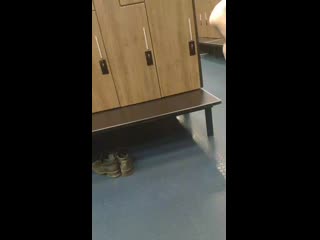 video молоденький красавчик в раздевалке sex