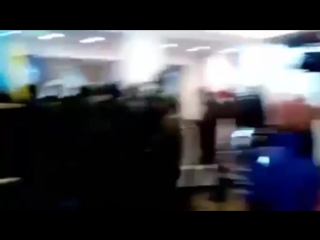 video в сети появилось видео погрома в офисе альфа банка в киеве sex