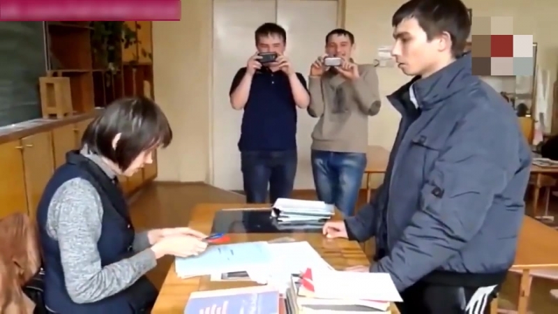video мрази стоят с 2 х сторон снимают унижение учительницы sex