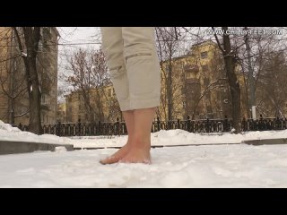 video ксения гуляет босиком по снегу часть 33 sex