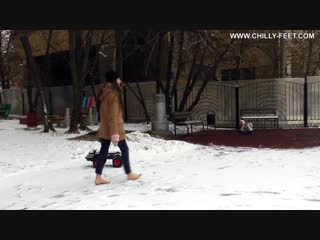 video закаленная и уверенная в себе девушка ходит босиком зимой sex