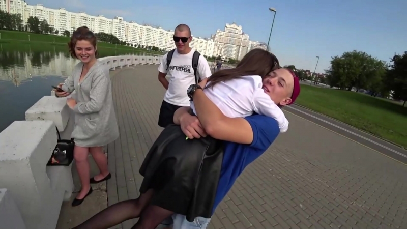 video развод на поцелуй kissing prank поцелуй с незнакомкой sex