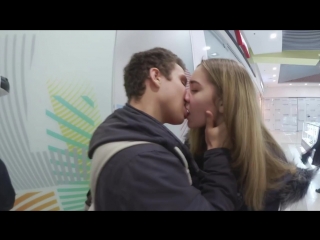 video kissing prank поцелуй с незнакомкой развод на поцелуй sex