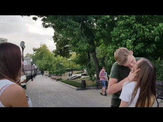 video kissing prank поцелуй с незнакомкой развод на поцелуй как поцеловать девушку sex