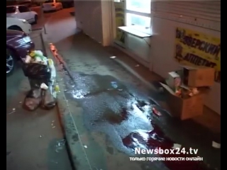 video во владивостоке неизвестный мужчина перерезал горло девушке прямо на крыльце магазина sex