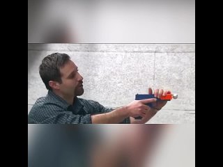 video конструкторы разработали для полицеиских насадку на пистолет чтобы первыи выстрел не был смертельным sex