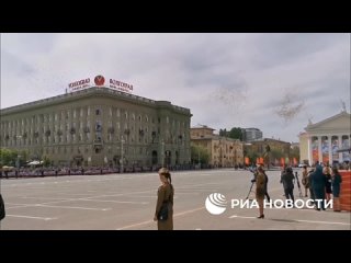 video в волгограде военный парад завершился пролетом самолёта времен великой отечественной который сбросил праздничные sex